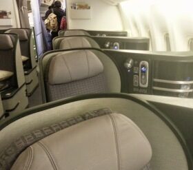 Airline Review: Thai Airways – Business Class (Boeing 747-400 with Angled Flat Seats) : Hong Kong – Bangkok (TG 607)