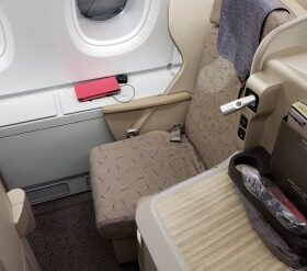 Airline Review: Singapore Airlines – Business Class (Airbus 330 with Angled Flat Seats) : Seoul – Singapore (SQ 607)