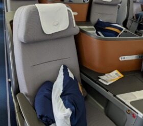 Airline Review: Lufthansa – Business Class (Boeing 747 with Lie Flat Seats) : Los Angeles – Frankfurt(LH 457)