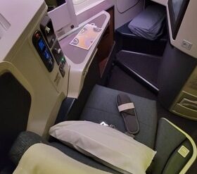 Airline Review: Cathay Pacific – Business Class (Airbus A350 Business Class with True Flat Beds) : Bangkok – Hong Kong (CX 708)